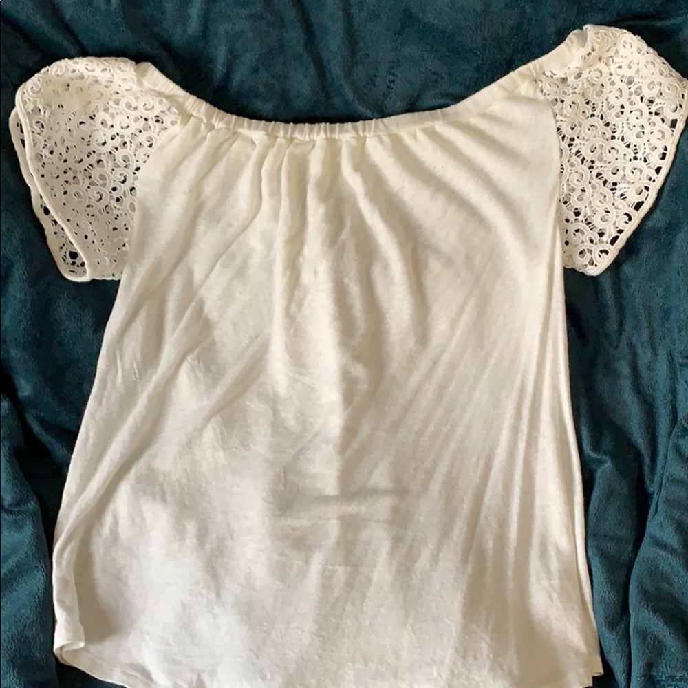 Off the shoulder short sleeve tee
